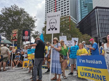 Brisbane, Avustralya - 6 Mart 2022: Queensland 'daki Ukrayna Topluluğu' ndan Kral Geoge Meydanı 'nda barışçıl bir gösteri ve Rusya' nın Ukrayna 'yı saldırgan bir şekilde işgal etmesini protesto etmek için destekçiler.