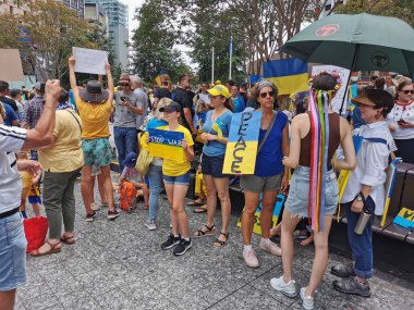 Brisbane, Avustralya - 6 Mart 2022: Queensland 'daki Ukrayna Topluluğu' ndan Kral Geoge Meydanı 'nda barışçıl bir gösteri ve Rusya' nın Ukrayna 'yı saldırgan bir şekilde işgal etmesini protesto etmek için destekçiler.