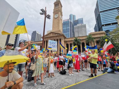 Brisbane, Avustralya - 6 Mart 2022: Queensland 'daki Ukrayna Topluluğu' ndan Kral Geoge Meydanı 'nda barışçıl bir gösteri ve Rusya' nın Ukrayna 'yı saldırgan bir şekilde işgal etmesini protesto etmek için destekçiler.