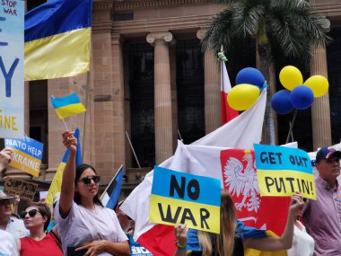 Brisbane, Avustralya - 6 Mart 2022: Queensland 'daki Ukrayna Topluluğu' ndan Kral Geoge Meydanı 'nda barışçıl bir gösteri ve Rusya' nın Ukrayna 'yı saldırgan bir şekilde işgal etmesini protesto etmek için destekçiler.