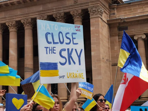 ブリスベン オーストラリア 2022年3月6日 クイーンズランド州のウクライナ人コミュニティからの国王ゲオゲ広場での平和的な集まりと集会のデモンストレーションと ロシアのウクライナ侵攻に抗議する支持者 — ストック写真