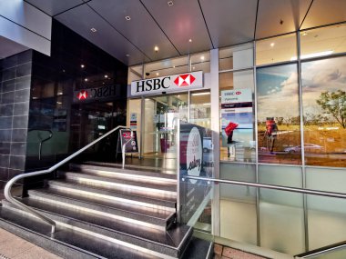 BRISBANE, AUSTRALYA - 19 Mayıs 2020: Brisbane Merkez İş Bölgesi 'ndeki HSBC banka şube genel müdürlüğü Queen Caddesi.