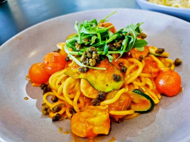 Lezzetli spagetti Napoli sosu. Gri tabakta biberle karıştırılmış deniz ürünleri.