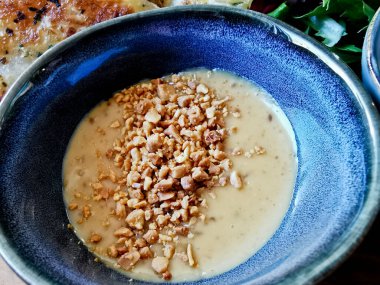 Satay ev yapımı, fıstık ezmesi soslu, küçük kaseye batırılmış.