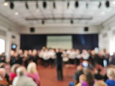 Müzikholdeki koro performansının bulanık ve bulanık bir sahnesi var.