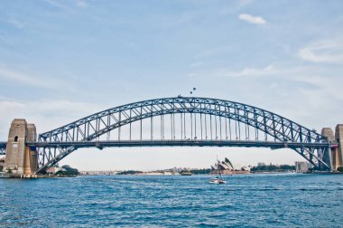 SYDNEY, AUSTRALYA - 13 Nisan 2019: Sydney Limanı Köprüsü ve Sydney Limanı Avustralya 'daki Opera Binası