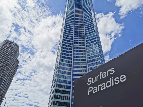 Cartello Nero Con Testo Bianco Surfers Paradise Fronte Grattacieli Hotel — Foto Stock