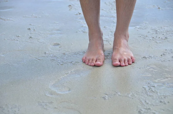 Zwei Beine Einer Dame Braunen Sandigen Weichen Nassen Strand — Stockfoto