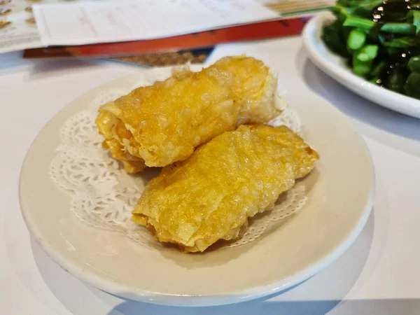 Deep Fried Golden Crispy Hot Tofu Skin Wrapped Prawn Meat — Fotografie, imagine de stoc