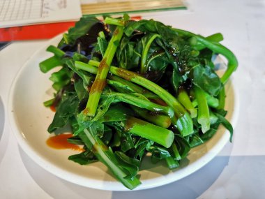 Haşlanmış Çin Choy Sum lahana. Yum Cha restoranında istiridye soslu sebze.
