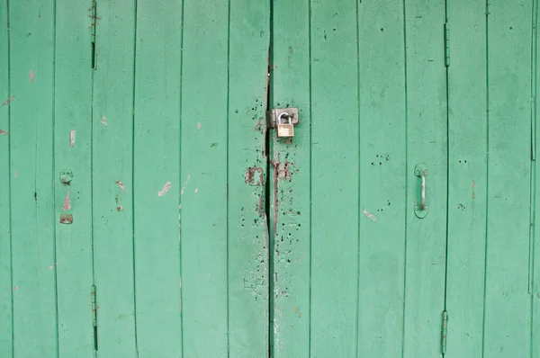 Ciemny Jasny Lemoniada Limonka Zielony Drewniane Stare Drzwi Metalicznym Uchwytem — Zdjęcie stockowe