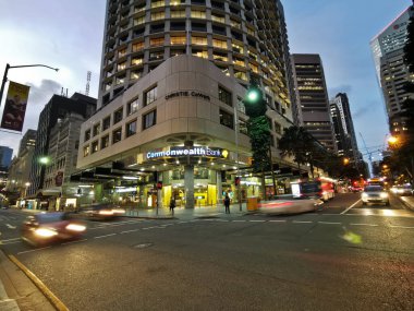 BRISBANE, AUSTRALIA - 19 Mayıs 2020: Brisbane Central Business District 'teki Commonwealth Bank of Australia (CBA) merkez binası. Araba trafiği var..