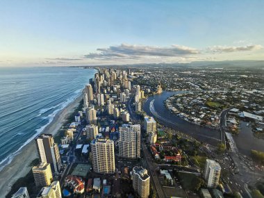 Altın Kıyı, AUSTRALYA - 25 Nisan 2021: Gökdelen manzaralı gökdelenler Surfer Paradise plaj manzaralı gökdelenler akşam üstü günbatımı ışıklarıyla.