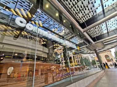 BRISBANE, AUSTRALIA - 19 Mayıs 2020: Brisbane Central Business District, Queen Street 'teki Commonwealth Bank (CBA) merkez ofisinin yansıma penceresi. Kavşakta bekleyen insanlar var..