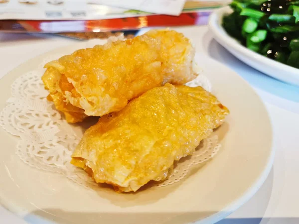Deep Fried Golden Crispy Hot Tofu Skin Wrapped Prawn Meat — Fotografie, imagine de stoc