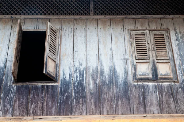 Открытые Закрытые Деревянные Окна Черной Стене Традиционного Дома Азии — стоковое фото