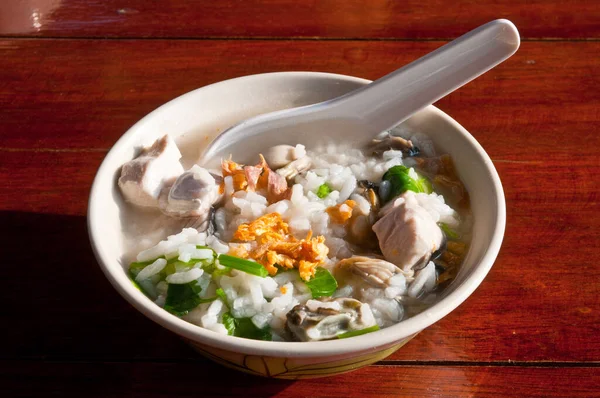 Frische Barramundi Und Austern Gekochte Reissuppe Asiatischen Stil Morgen — Stockfoto