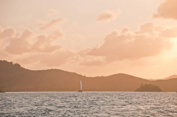 Ship Sails Scene Peaceful Serene Mountain Island Pacific Ocean Hamilton — Stok fotoğraf