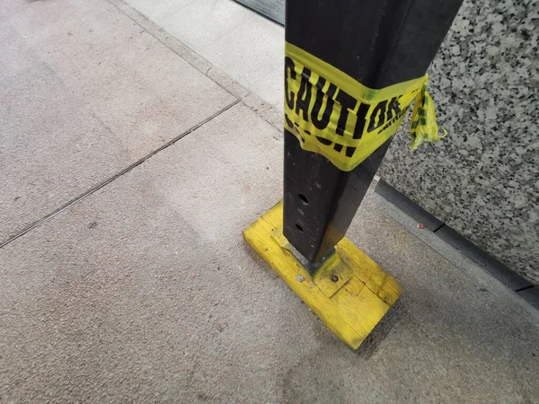 Tadilat Sırasında Metal Çerçeve Inşaat Direğine Sarılı Sarı Şerit — Stok fotoğraf