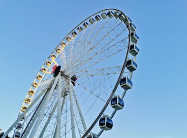 BRISBANE, AUSTRALYA - 13 Mayıs 2021 Akşamları Güney Şeria 'da Kanal 7' nin Brisbane Çarkı 'nda Günbatımı ışığı ve mavi akşam gökyüzü.