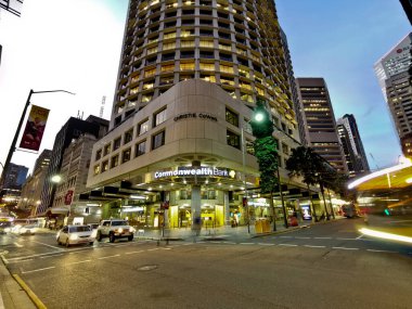 BRISBANE, AUSTRALIA - 19 Mayıs 2020: Brisbane Central Business District 'teki Commonwealth Bank of Australia (CBA) merkez binası. Araba trafiği var..