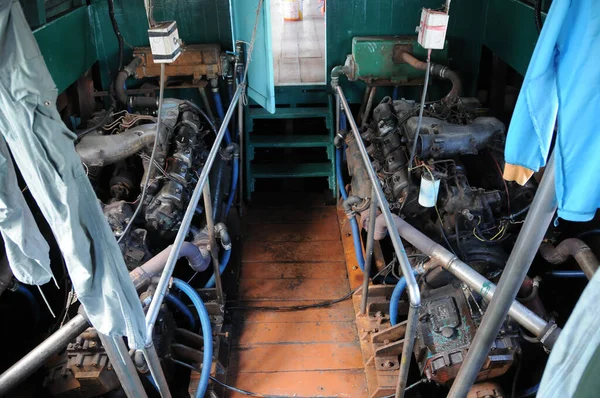 Doble Viejo Potente Motor Barco Madera Navegando Océano Una Señora —  Fotos de Stock