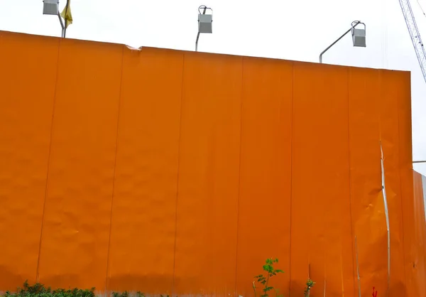 Velká Tmavě Oranžová Stěna Reklamního Prostoru Zelenou Vegataion Podlaze — Stock fotografie