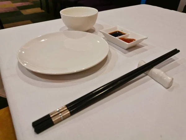 Ресторані Чорні Краплі Білий Китайський Їстівний Посуд — стокове фото