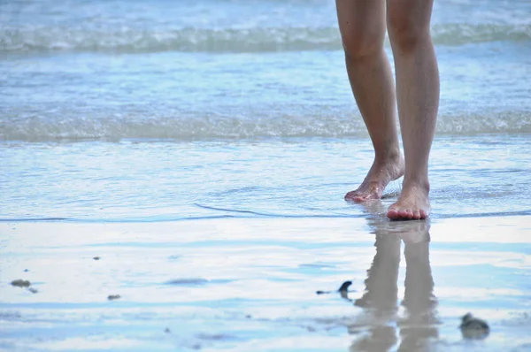 Two Legs Lady Walking Forward Sandy Wet Beach Sea Reflection — Stock Photo, Image