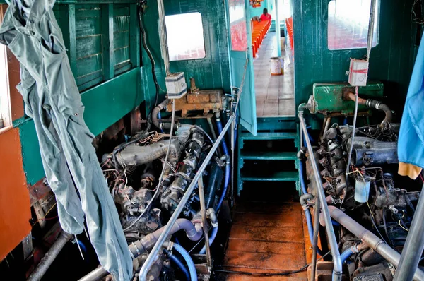 Dupla Velhos Motores Poderosos Navio Madeira Navegando Oceano Uma Senhora — Fotografia de Stock