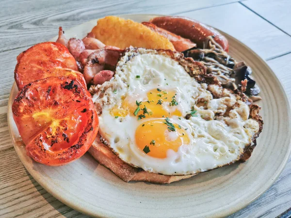 Английский Большой Завтрак Жареными Солнце Яйцами Соусом Беконом Помидорами Хаш — стоковое фото