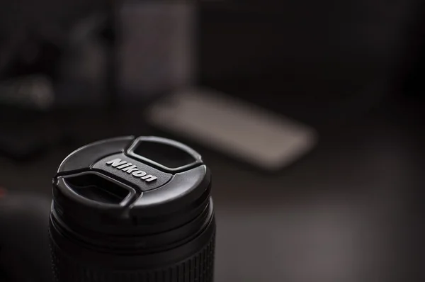 Lente Nikon sobre un fondo borroso . — Foto de Stock