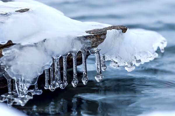 Сосульки на воде
.