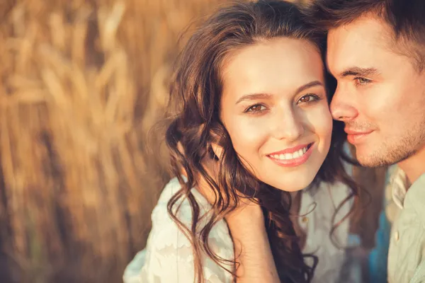 Jeune couple amoureux en plein air — Photo