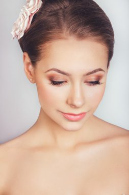 Gelin aşağı bakıyor