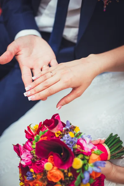 Hand van de bruidegom en de bruid met bruiloft ringen — Stockfoto
