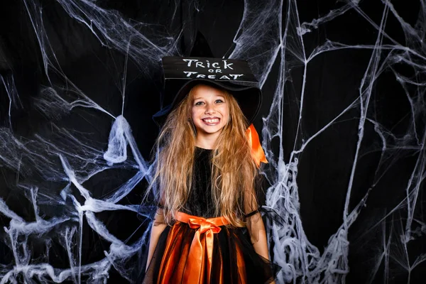 Meisje in Halloween kostuum truc of traktatie. Halloween decoratie — Stockfoto