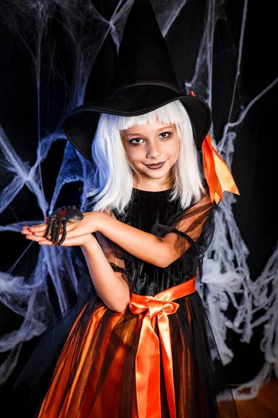 Menina no traje de Halloween bruxa se divertindo. Pequena bruxa — Fotografia de Stock