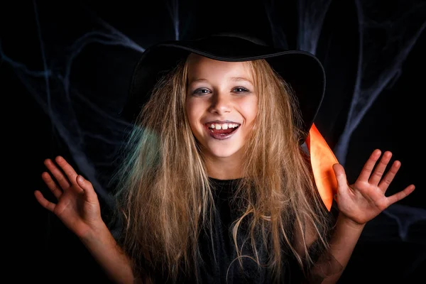 Petite fille en costume de sorcière s'amuser sur Halloween truc ou traiter. — Photo