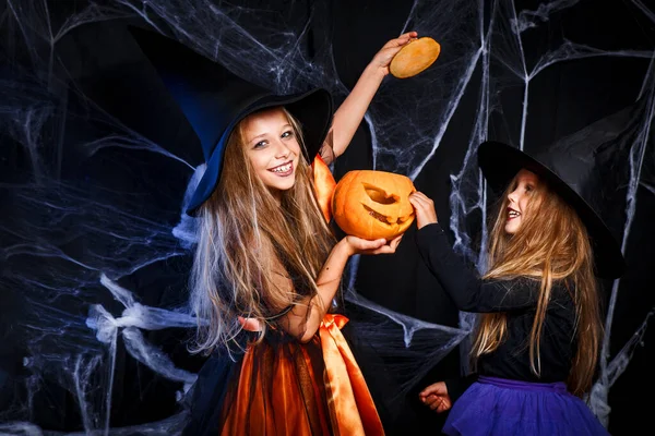 Cadılar Bayramı 'nda cadı kostümü giymiş iki küçük çocuk eğleniyor. — Stok fotoğraf