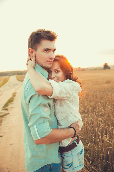 Açık havada aşık genç bir çift