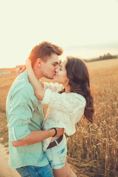 Jeune couple amoureux en plein air — Photo