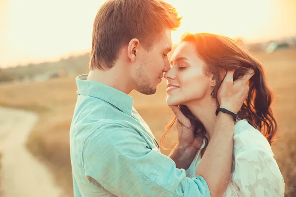 Jong paar in liefde outdoor — Stockfoto