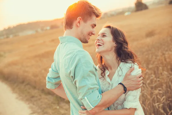 Jeune couple amoureux en plein air — Photo