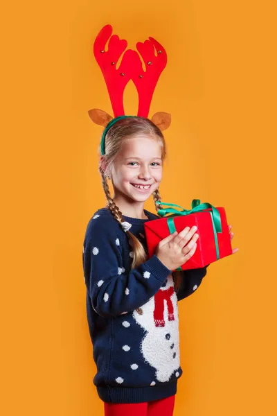 Feliz divertido emocional niña en rojo Navidad renos traje celebración de regalo —  Fotos de Stock