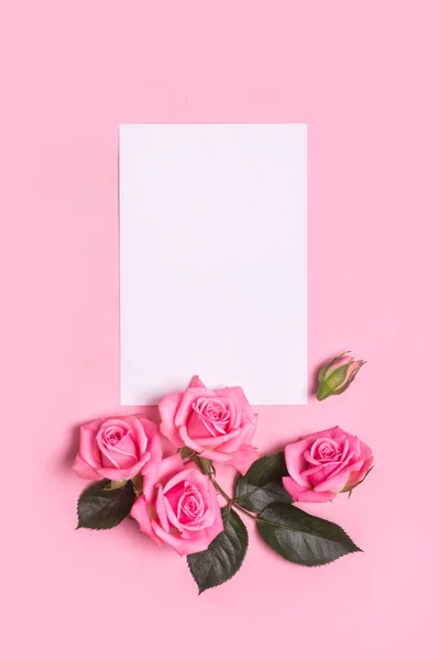 Dia dos Namorados presente em branco e rosa rosas buquê no fundo rosa — Fotografia de Stock