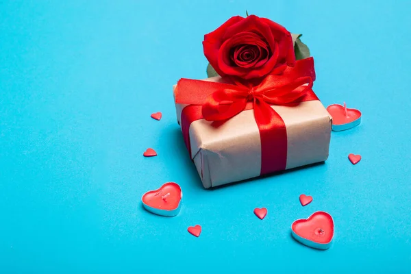 Scatola regalo artigianale con nastro rosso, fiori e cuori su sfondo blu per San Valentino. Festa della mamma. — Foto Stock