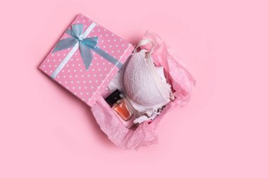 Pembe arka planda iç çamaşırı olan hediye kutusunu aç