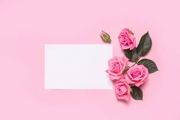 Dia dos Namorados presente em branco e rosa rosas buquê no fundo rosa — Fotografia de Stock