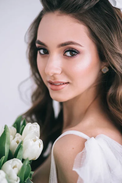 Retrato de close-up de beleza de noiva jovem com maquiagem de luxo e penteado em estúdio. — Fotografia de Stock